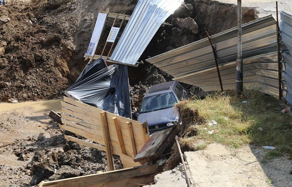 Кола се свлече в изкоп на строителен обект в "Овча купел"