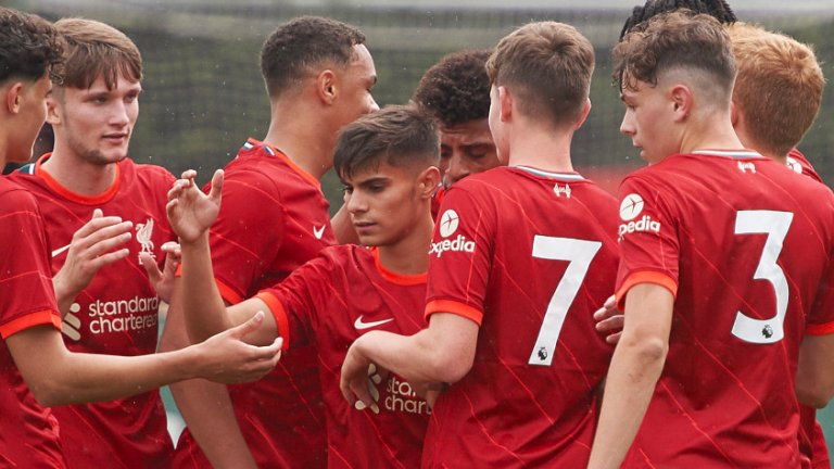 Той е само на 17, но вече е легенда на Ливърпул: Подаде топката на Трент срещу Барса и наниза хеттрик на Юнайтед