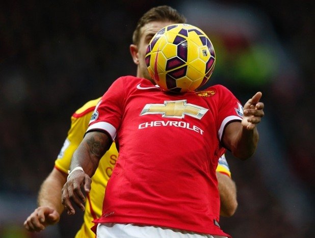 Ашли Йънг е овладял топката на гърдите си по време на дербито Манчестър Юнайтед - Ливърпул.