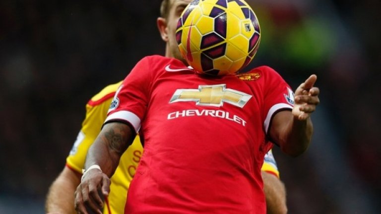 Ашли Йънг е овладял топката на гърдите си по време на дербито Манчестър Юнайтед - Ливърпул.