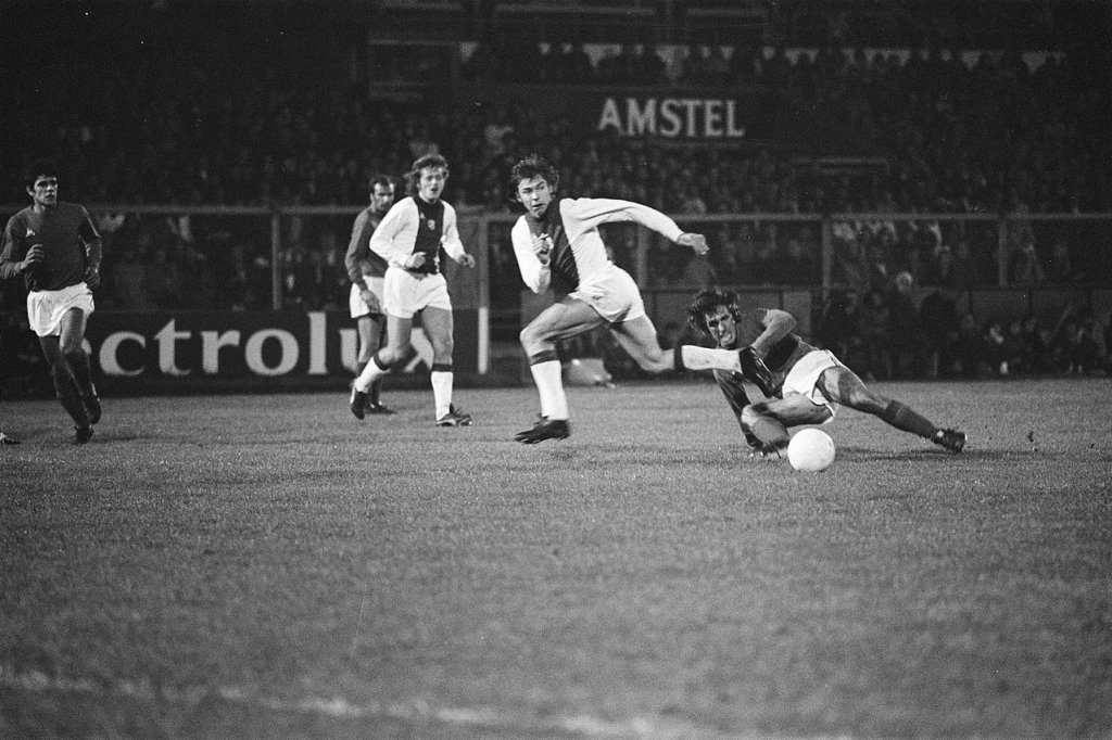 1280px-Jan_Mulder_(midden)_in_actie,_Bestanddeelnr_926-7782