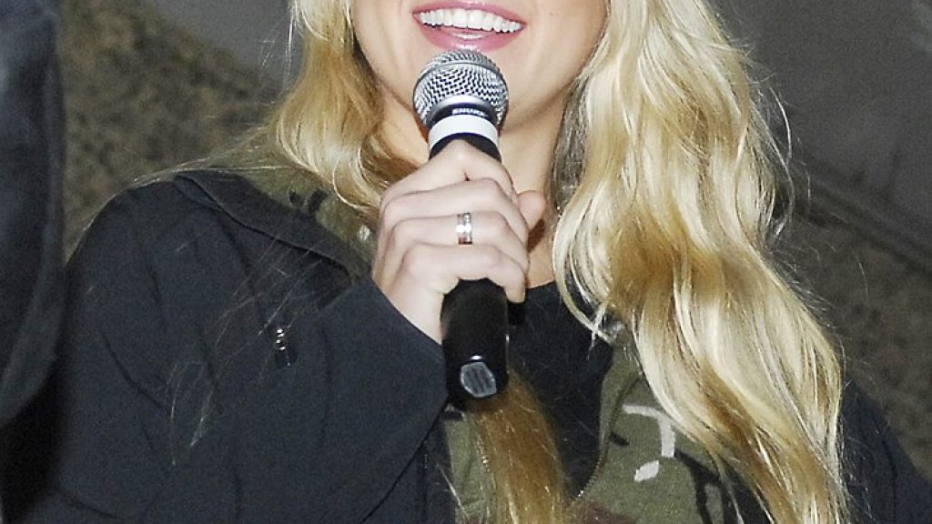 Anna_Kournikova-Bagram_Airfield_2009