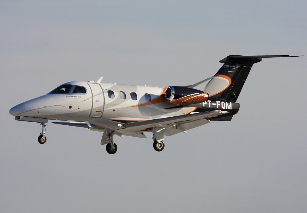 Embraer Phenom 100
Цена: $4.04 милиона
Самолетът има най-голямата кабина за своя клас с включен гардероб. Място за двама пилота и 4 пътника, които седят един срещу друг като в лимузина. По принцип, ако си купувате такъв самолет, има много малка вероятно