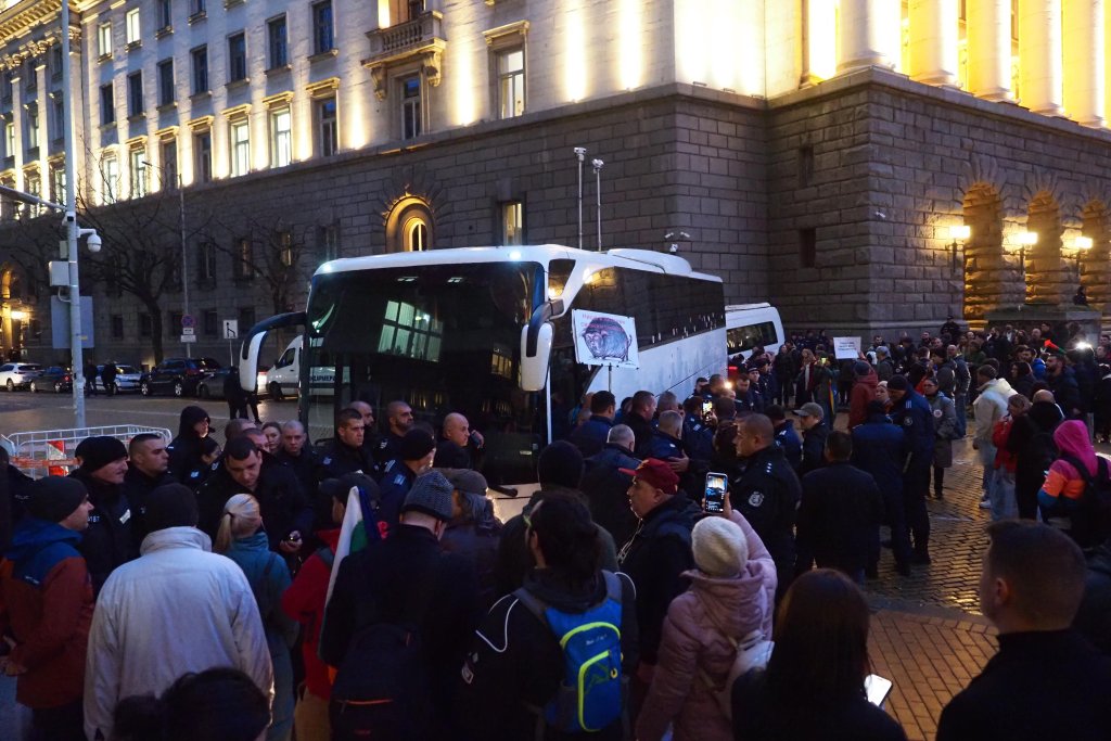 Протестът в центъра на София в снимки