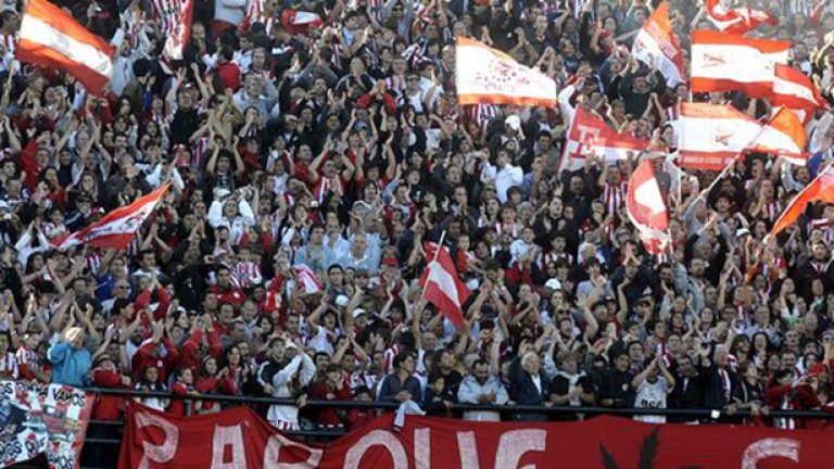 Феновете на Естудиантес и Банфийлд този път пропуснаха въргала