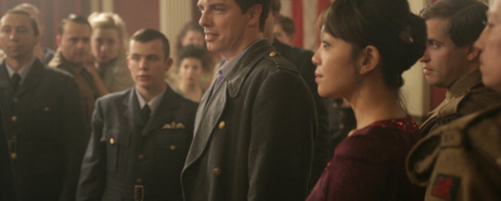 Torchwood
Сериалът е мрачен и извратен spin-off на "Доктор Кой", като в центъра на сюжета е легендарният капитан Джак Харкнес (Джон Бароуман) - главатар на екип от ловци на извънземни.
Когато новото попълнение Гуен Купър (Ийв Майлс) се включва към тайната организация, историята ни потапя в изключително странния свят на модерните извънземни технологии и форми на живот.
Ако сте свикнали с култивирания език на "Доктор Кой", със сигурност ще се изненадате от "коравия" стил на Torchwood. Сюжетните линии за корупцията и екзистенциализма (впрочем, капитан Джак е безсмъртен) се преплитат с хаплив хумор и секс. Затова не се подвеждайте по асоциациите си с "Доктор Кой" - този сериал не е за деца.