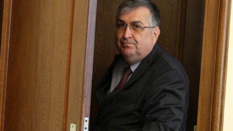 Президентът Плевнелиев обаче не вижда нищо нередно за разлика от  назначения от него служебен премиер Георги Близнашки