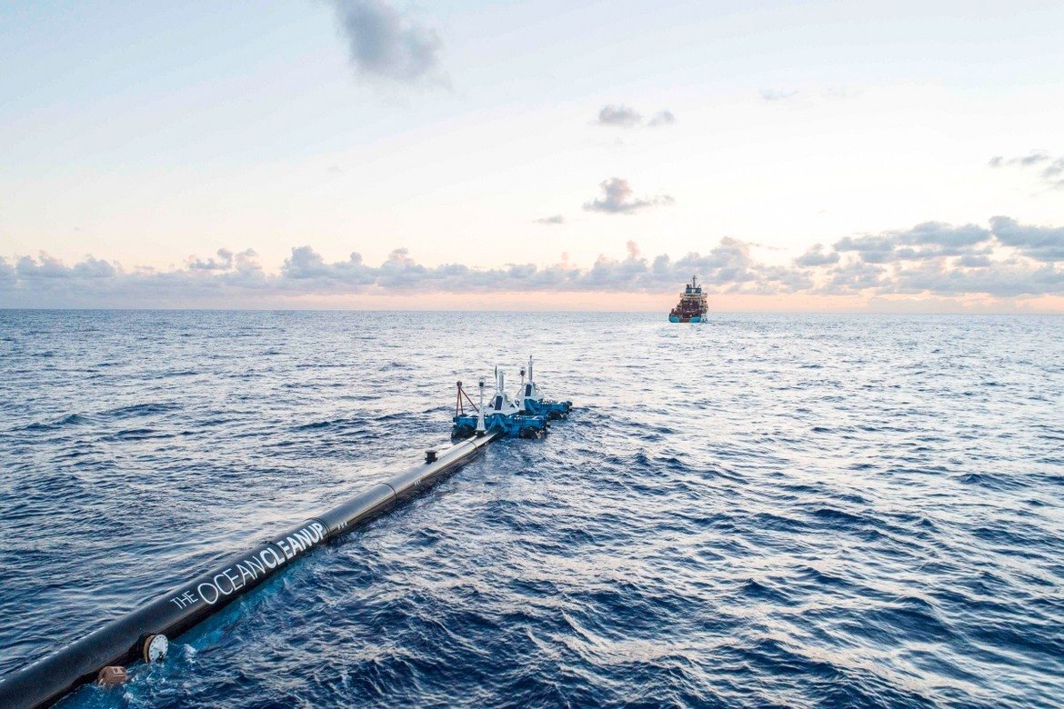 Системата на The Ocean Cleanup предвижда да бъде премахната гигантското тихоокеанско сметище от пластмаса, което се намира във водата между Калифорния и Хавай.