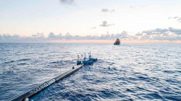 Системата на The Ocean Cleanup предвижда да бъде премахната гигантското тихоокеанско сметище от пластмаса, което се намира във водата между Калифорния и Хавай.