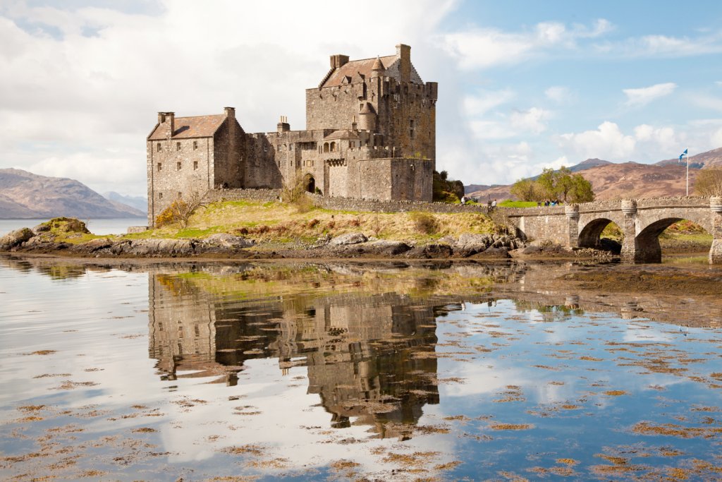 Елън Донан
Намира се на едноименен малък остров на езерото Лох Дуих в западната част на Хейлендс, а наблизо е и прочутият остров Скай. 
Въпреки отдалечеността си е един от най-сниманите замъци в света, а историята му датира още от VII век. Възстановен е преди около 100 години и до острова е изграден мост. Замъкът е сниман в доста филми, включително „Шотландски боец“ от 1985 г.