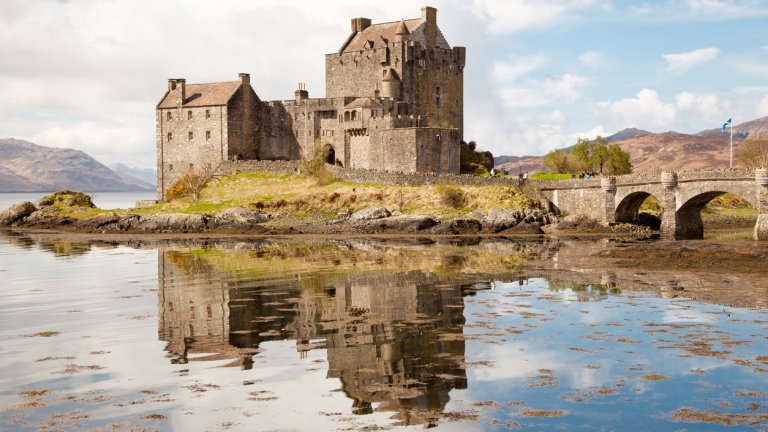 Елън Донан
Намира се на едноименен малък остров на езерото Лох Дуих в западната част на Хейлендс, а наблизо е и прочутият остров Скай. 
Въпреки отдалечеността си е един от най-сниманите замъци в света, а историята му датира още от VII век. Възстановен е преди около 100 години и до острова е изграден мост. Замъкът е сниман в доста филми, включително „Шотландски боец“ от 1985 г.