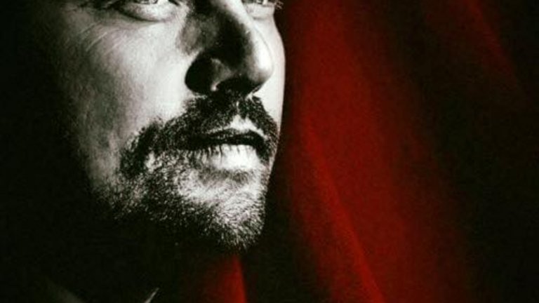 Ди Каприо има много биографични роли в кариерата си - той печели "Оскар", пресъздавайки траперът Хюго Глас, освен това играе авиатора Хауърд Хюз, баскетболиста Джим Карол и бизнесмена Джордан Белфорт. Сега обаче го очаква Теодор Рузвелт, а не Ленин.