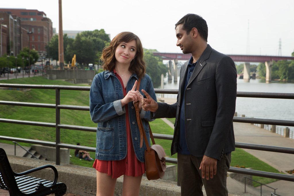 9. Master of None 
Сезон 2 на романтичната комедия на Азиз Ансари ни накара да почувстваме приключенски кеф. Сезон обвзет от хрантата. Видяхме и богата вечеря за Деня на благодарността, която ни представи гей приятелката на Дев - Денис, а цялата емоц
