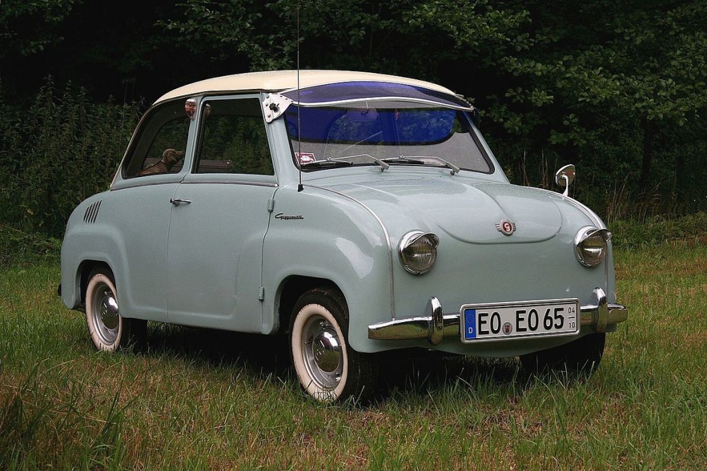 GoggomobilНе можем да не включим тази немска ретро класика. Вдига до 83 км/ч и самият производител я нарича „градска кола“ по простата причина, че не може да излезе на магистрала, а какво остава за немските аутобани. Малко прилича на Трабант, който някак си се е кръстосал с Fiat 500.
