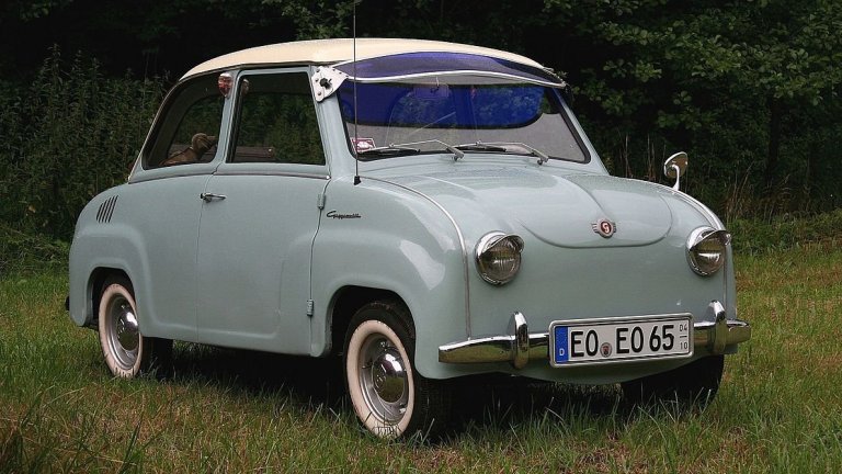 GoggomobilНе можем да не включим тази немска ретро класика. Вдига до 83 км/ч и самият производител я нарича „градска кола“ по простата причина, че не може да излезе на магистрала, а какво остава за немските аутобани. Малко прилича на Трабант, който някак си се е кръстосал с Fiat 500.
