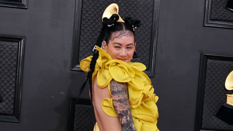 Мишел ЗаунърАлтернативната рок банда Japanese Breakfast имаше номинации за най-добър нов изпълнител и за най-добър алтернативен албум. Визията на вокалистката Мишел Заунър беше определено в алтернативния тон на жълтата рокля от Valentino и маникюр с плодовете, които са на корицата на албума им Jubilee.