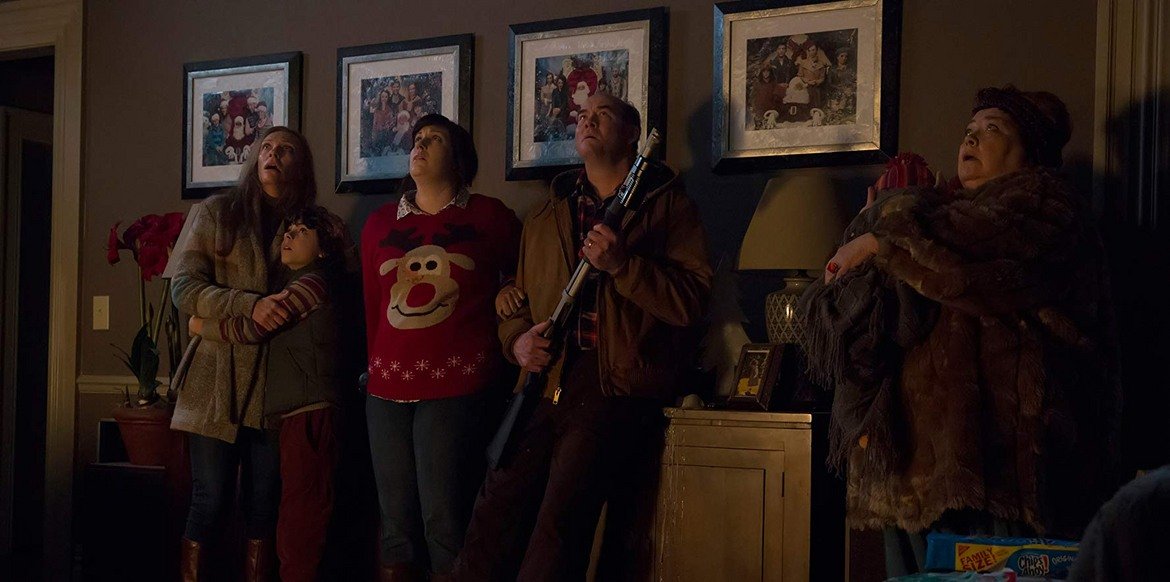  "Коледа по дяволите" (2015) 
"Коледа по дяволите" ("Krampus") попада в списъка с препоръчвани за гледане, тъй като не е типичният празничен филм. Макар да има комедийни моменти и сериозен фокус върху семейството, това всъщност е филм на ужасите. Става дума за случайно призован демон и неговото злощастно посещение на главните герои, докато те празнуват Коледа.   