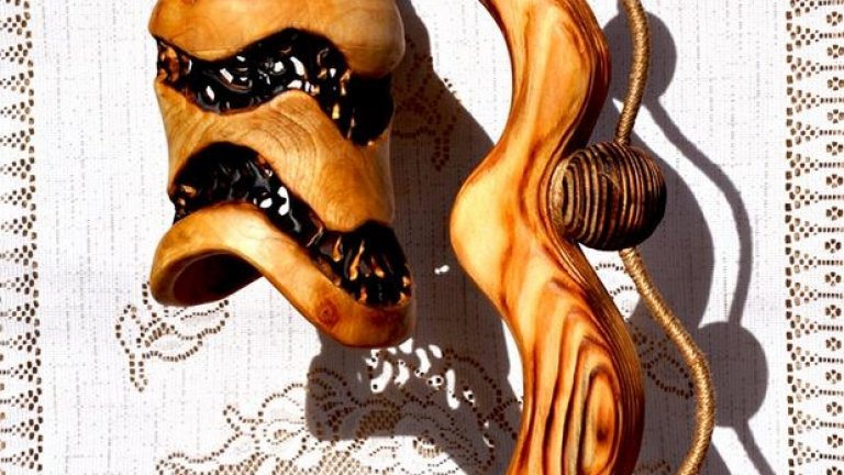 В живота дървото пали огъня и обратното, но заедно горят до пепел. Той, обаче, направил така, че да горят без да гаснат.