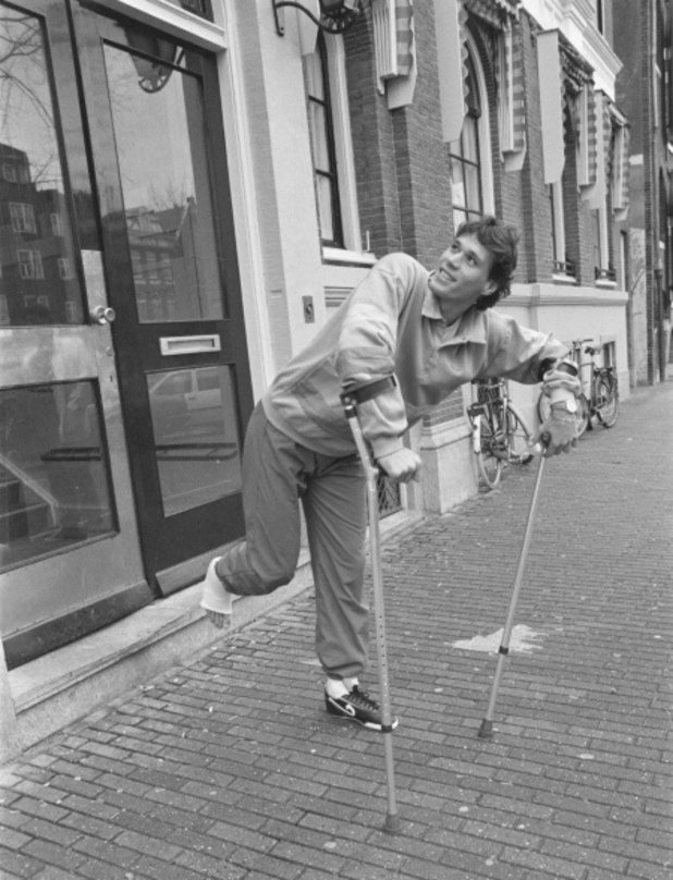 1987-а - Марко ван Бастен напуска болницата в добро настроение, въпреки че е със счупен крак.