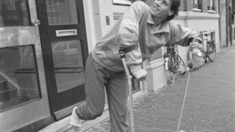 1987-а - Марко ван Бастен напуска болницата в добро настроение, въпреки че е със счупен крак.