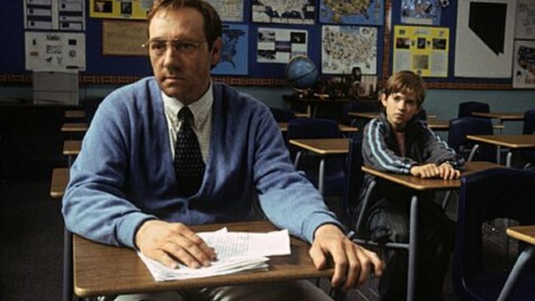 Pay It Forword / "Предай нататък"
Какво ще стане, ако един човек направи на трима непознати по едно добро дело в точния момент. И от тях поиска само те да направят същото за други трима души, които на свой ред да предадат доброто дело нататък. Когато учителят по социология в едно обикновено американско училище дава на учениците си задачата да измислят как да променят света, той определено не очаква да срещне толкова сериозна идея. Малкият Тревър обаче не просто се появява с нея. Той действително иска да промени света по един прост начин. Нещата обаче не са чак толкова прости. А усещането, с което те оставя филмът накрая, е несравнимо.