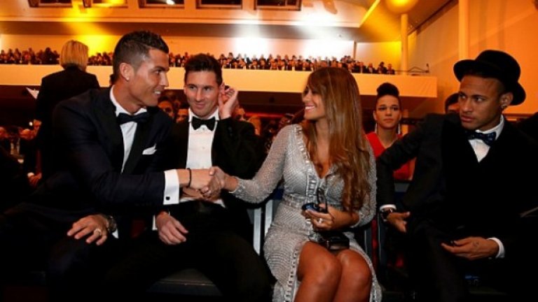 Роналдо поздравява съпругата на Меси Антонела Рокуцо в началото на церемонията