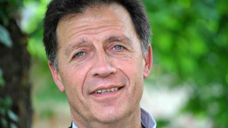 "Славист съм по наследство, но баща ми не искаше да ставам славист, за да не си късам нервите...", разказва Георги Саулов