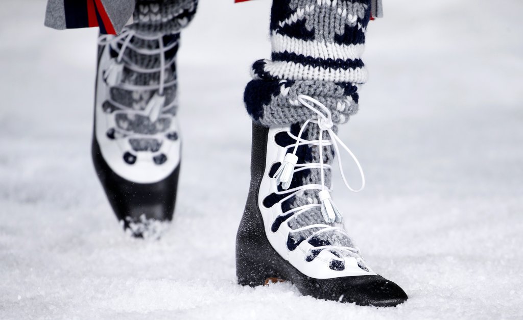 Черно-бялата класика

Когато се съмнявате какви обувки да си купите тази зима, залагайте на провереното във времето. Няма как да сбъркате, ако се спрете на чифт в ахроматичното черно и бяло с нисък квадратен ток и средна дължина. Моделът е вечен, без да е клише като черните ботуши например. Освен това предразполага към разнотипни комбинации - от ежедневни визии с дънки до елегантни рокли.