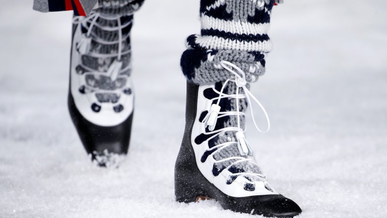 Черно-бялата класика

Когато се съмнявате какви обувки да си купите тази зима, залагайте на провереното във времето. Няма как да сбъркате, ако се спрете на чифт в ахроматичното черно и бяло с нисък квадратен ток и средна дължина. Моделът е вечен, без да е клише като черните ботуши например. Освен това предразполага към разнотипни комбинации - от ежедневни визии с дънки до елегантни рокли.