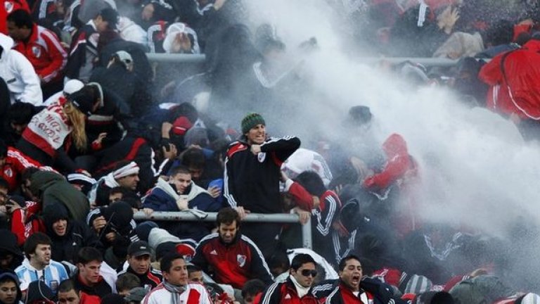 Безпрецедентното отпадане на гранда бе посрещнато с протести и масови безредици от многохилядните му привърженици