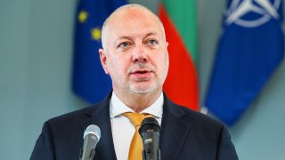 Желязков уточнява, че средствата се отпускат, за да може още във вторник наземният транспорт да възобнови работа