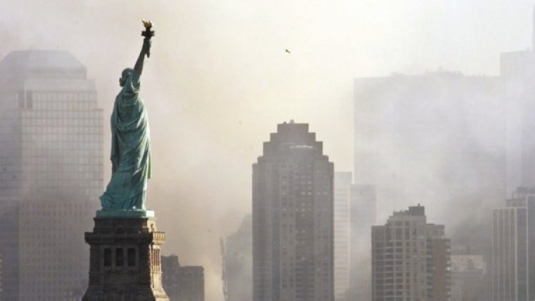 След 11 септември 2001-а - статуята е тук, но свободата вече я няма...