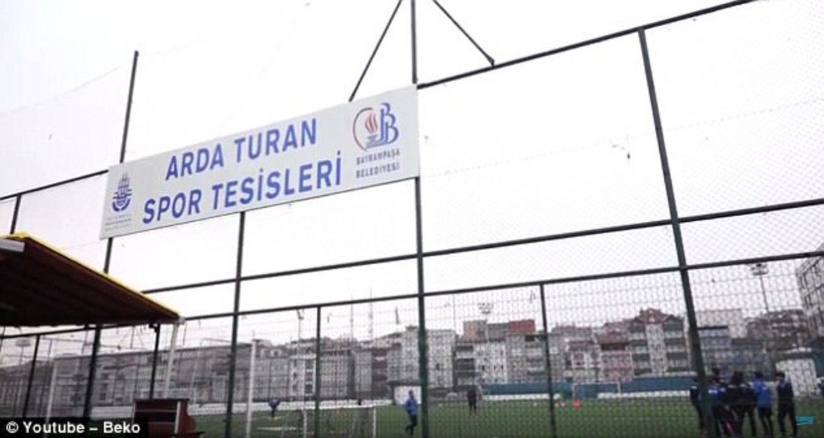 „Най-важното нещо във футбола е да контролираш топката. Това е съветът, който бих дал“, сподели Туран. 
