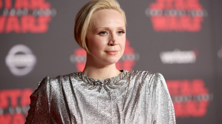 Гуендолин Кристи в "Междузвездни войни: Епизод VII - Силата се пробужда"
При появата на снимка от първото четене на сценария на "Междузвездни войни: Епизод VII - Силата се пробужда" (2015), не всички отзиви бяха положителни. Зрителите бяха разочаровани да видят толкова малко дами. В този момент сценаристът и режисьор Джей Джей Ейбрамс и съавторът Лорънс Каздън решават, че ще променят пола на капитана на щурмоваците Фазма, роля, изиграна от звездата от "Игра на тронове" Гуендолин Кристи.