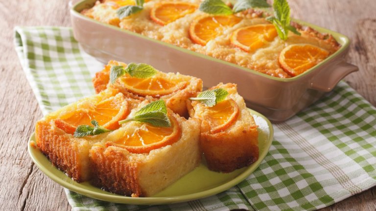 ПортокалопитаПортокалопита е характерен за Гърция десерт, който представлява богата баница с наситен портокалов аромат и вкус. Почти всеки, който я е опитал, се влюбва в нея и в цитрусовите ѝ нотки. Характерното тук е, че корите за баница не се влагат цели, а се накъсват в тестото и се получава много интересна смес, напоена с портокалово-захаровия сироп.