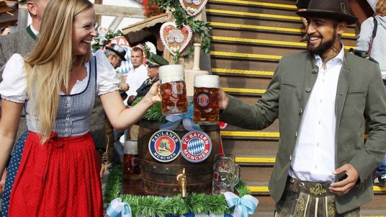 Новият в тима Артуро Видал и приятелката му Мария Тереса Матус вдигат първа наздравица на първия им Октоберфест.