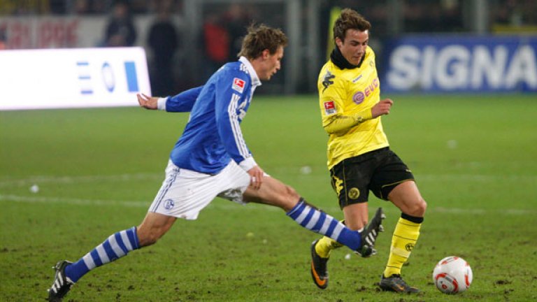 Марио Гьотце и Бенедикт Хьоведес са две от младите звезди на германския футбол. За съжаление, футболистът на Шалке няма да може да вземе участие в дербито поради контузия