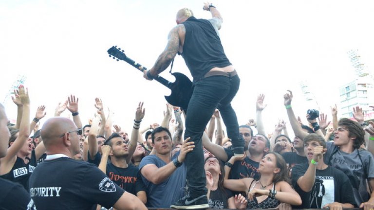 Biohazard излязоха и помляха всички още с началото на сета си