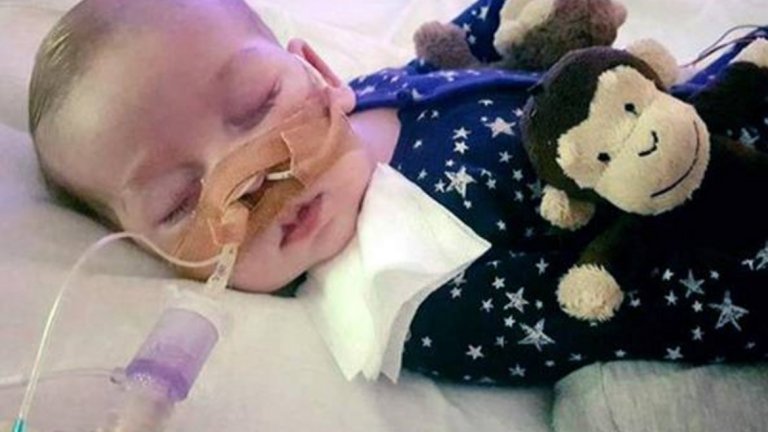 Има надежда за тежко болното бебе Чарли, чиито родители се борят за живота му, а съдът за момента им отказва експериментално лечение.