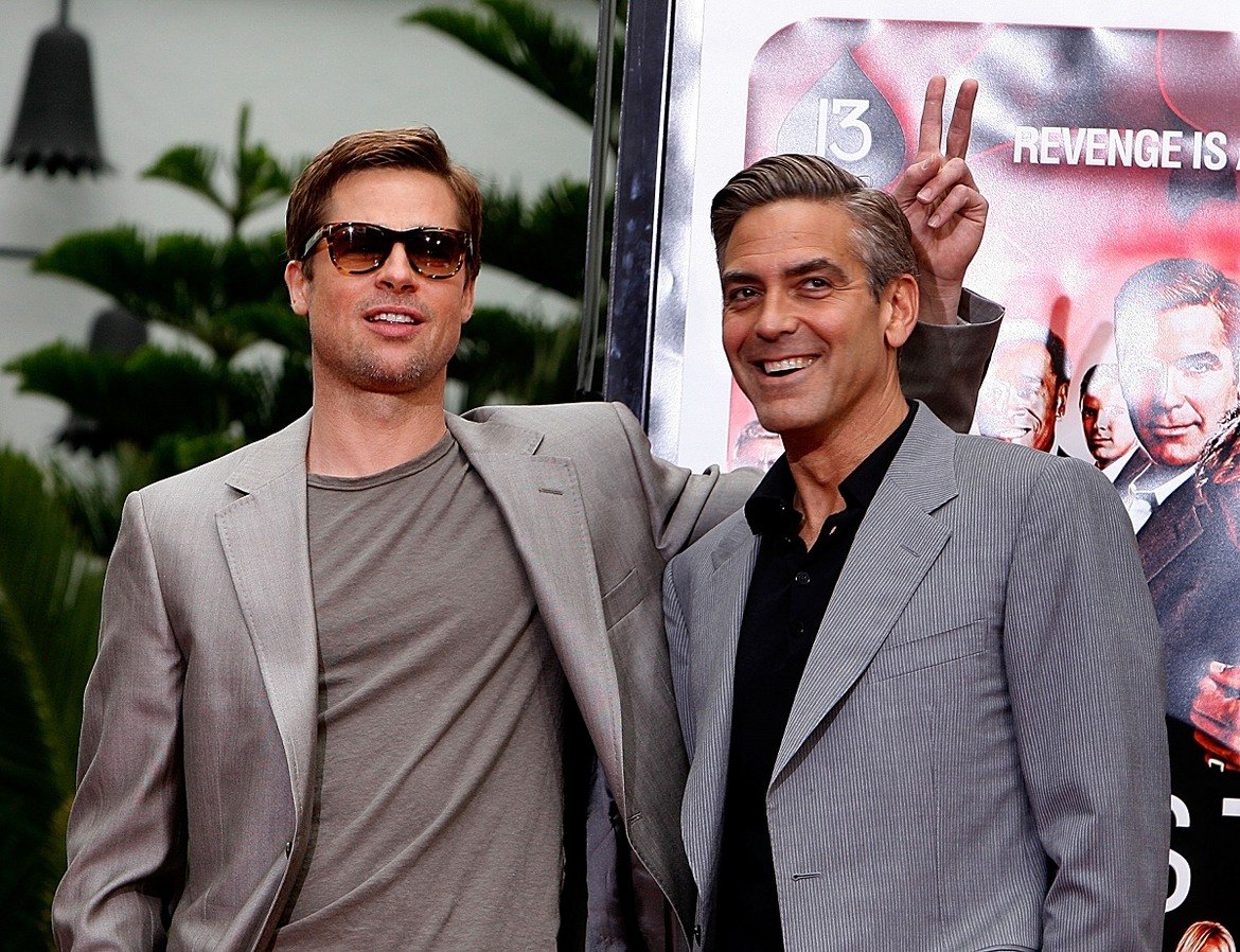 6. Джордж Клуни и Брад Пит

Клуни и Пит също са по-особена комбинация. Все пак първият години наред беше заклет ерген, който бягаше като попарен от идеята за брак. Другият мина през два брака, но може би е прихванал от склонността на Клуни да търси свободата. Екранните партньори от "Бандата на Оушън" са приятели и в живота като дори имат обща благотворителна организация - Not on our watch.