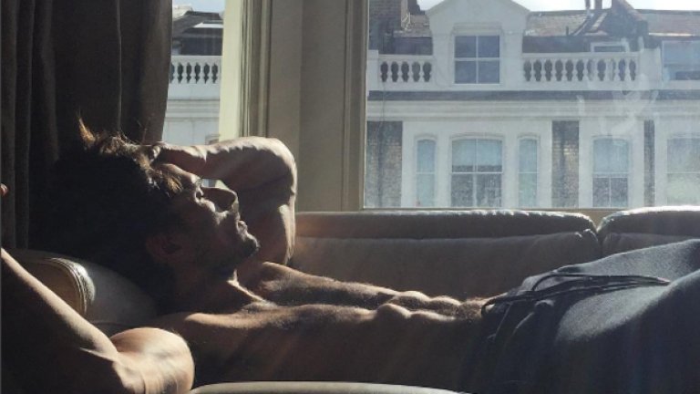 Той живее в Лондон