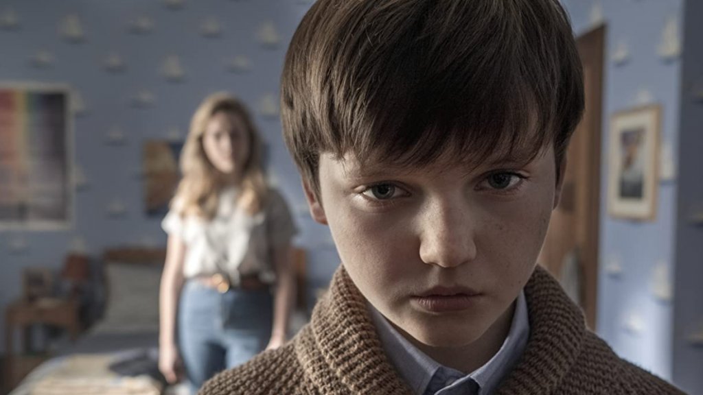 Докато очакваме новите сезони на Warrior (на 2 октомври по HBO Go) и The Mandalorian (на 30 октомври по Disney+), насочваме и поглед към някои пресни-пресни попълнения в репертоара на стрийминг платформите. По-задълбочено: в галерията.
The Haunting of Bly Manor (Netflix) - 9 октомвриАко сте били фенове на The Haunting of Hill House, то значи със сигурност имате повод за радост - вторият сезон на сериала носи името The Haunting of Bly Manor и този път стъпва върху друг роман. Фланаган залага на друг "златен" ужас - "Примката на призрака" на писателя Хенри Джеймс.Историята се развива в края на 80-те години във Великобритания, а в ядрото ѝ е гувернантката Дани Клейтън, чието болезнено минало я кара да избяга в имението "Блай", за да се грижи за осиротелите брат и сестра Майлс и Флора. Уви, тя скоро разбира, че там има нещо зловещо, а милите деца май съвсем не са толкова невинни.