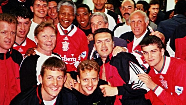 Преди 22 години Нелсън Мандела прие отбора на Ливърпул в резиденцията си в Претория. Там бяха Джон Барнс, Роби Фаулър, Брус Гробелаар... Рой Евънс и Сами Лий. Мандела завинаги избра този отбор. До последно преди смъртта си опитваше да следи резултатите на Ливърпул.