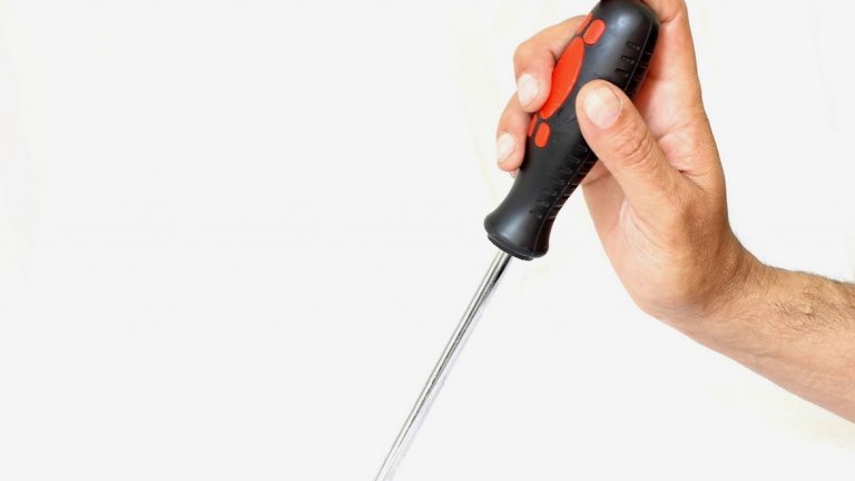 Извършват "електрическа хирургия", когато не трябва
Някои хора просто решават, че след няколко клипа в YouTube, могат да правят чудеса с компютрите си, сякаш са дългогодишни професионалисти в поддръжката на такива. Но понякога опитите им приличат повече на опити да бъде "убито устройството".
Един техник има подобен случай със свой редовен клиент с навика да къса кабели и да разбива портове в опитите си да "поправи" компютрите си. Веднъж дори срязал кабел по средата, защото "не знаел какво да прави". Интересно защо е решил, че срязаният кабел ще оправи проблема...