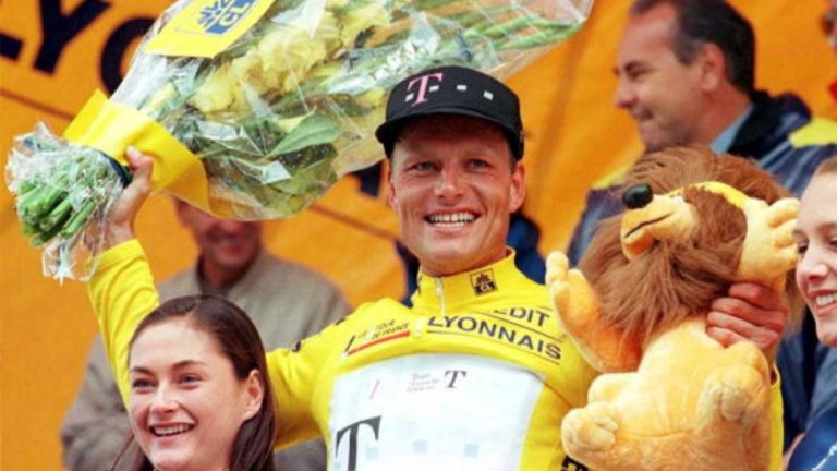 6000 долара подкуп за шампиона

Антоан Вайе, бивш треньор във „Фестина“, разказва, че по време на Обиколката на Франция състезателите носят в себе си внушително количество пари в брой. „Не мислете, че ги харчат за разноски в хотелите“, съветва Вайе. Според него победителят в тура през 1996 г. Бярне Рийс е получил около 6000 долара подкуп от френския състезател на „Фестина“ Лоран Дюфо. Срещу това Дюфо бил оставен от Рийвс да спечели планинския етап в испанския град Памплона. Пари от колоездача на „Фестина“ получил и Ернандо Ескартин от екипа на „Келме“. Той пък имал задача да помага на Дюфо при откъсването му от колоната, като затваря пътя на евентуалните преследвачи. 
Публична тайна е, че съществува нелегален вътрешен ценоразпис за ангажиране на състезатели от други отбори, които да помагат в реализиране на отборната тактика. Преди 20 години цените варират от 1000 до 3000 долара в зависимост от класата на ангажирания колоездач. Днес се смята, че сумите са между пет и десет пъти по-високи.
