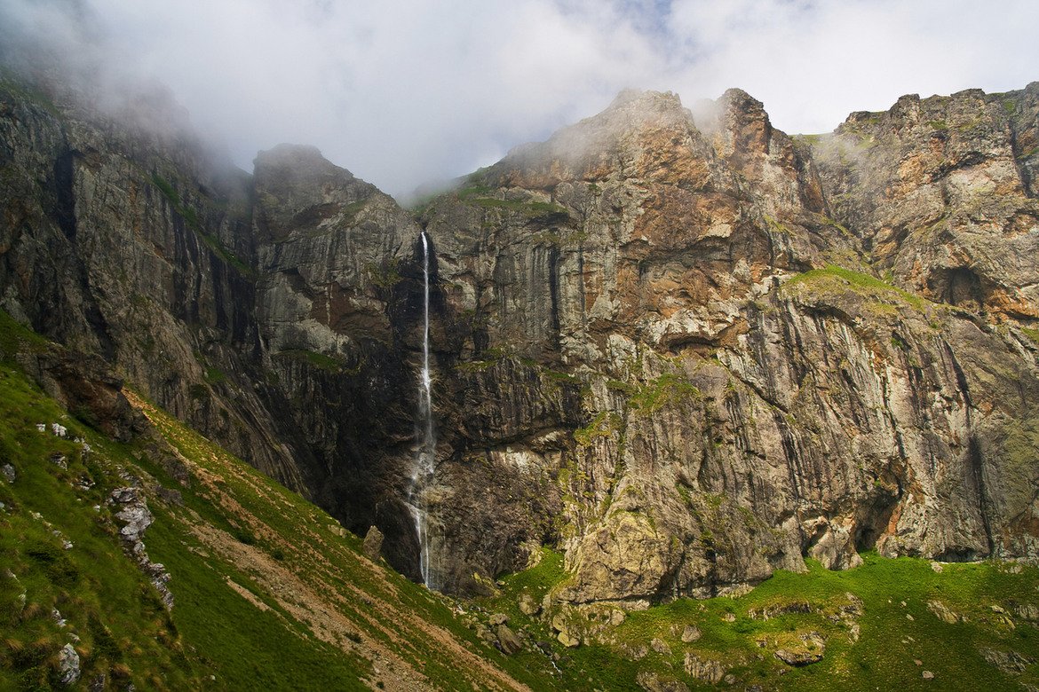 Райското пръскало 
Най-високият водопад на Балканския полуостров е и един от най-живописните. Намира се в Централна Стара планина, на южния склон под най-високия й връх - Ботев. Образуван е от водите на Пръскалската река, която пък извира от вечния снежник под върха. Той не се стопява напълно и през лятото, затова водопадът се води най-високият постоянен. Високият си 124,5 метра скок прави от Райските скали и след това се влива в Бяла река.