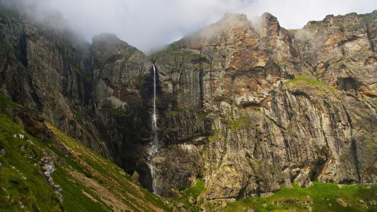 Райското пръскало 
Най-високият водопад на Балканския полуостров е и един от най-живописните. Намира се в Централна Стара планина, на южния склон под най-високия й връх - Ботев. Образуван е от водите на Пръскалската река, която пък извира от вечния снежник под върха. Той не се стопява напълно и през лятото, затова водопадът се води най-високият постоянен. Високият си 124,5 метра скок прави от Райските скали и след това се влива в Бяла река.