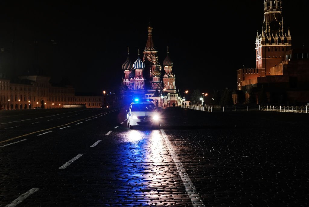 Червеният площад в Моска обичайно е място, където безброй руснаци и туристи не оставят градът "да спи". Но не и сега.