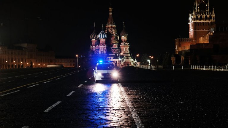 Червеният площад в Моска обичайно е място, където безброй руснаци и туристи не оставят градът "да спи". Но не и сега.