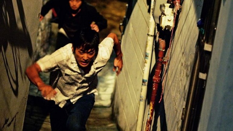 8. Преследвачът/The Chaser (2008)

Чунг Хо е бивш детектив, понастоящем сводник с финансови проблеми. Същевременно няколко от момичетата му изчезват без следа, преди да са си оправили сметките с него. Докато се опитва да ги открие, той попада на важна улика - всички до една са били повиквани от един и същи клиент, с когото в момента друго от момичета му има среща...

В основата на сценария на този екшън-трилър е залегнала действителната история на сериен убиец, преследващ млади момичета.